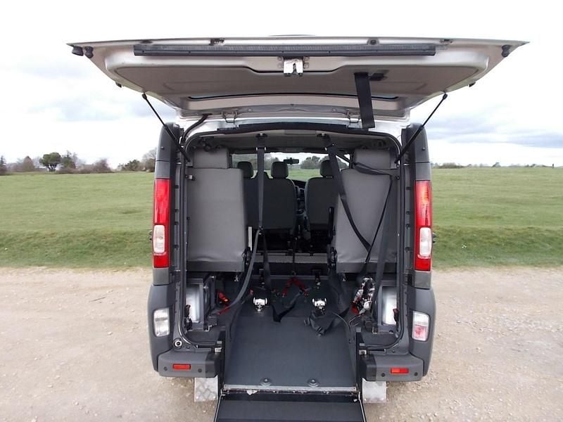 Second-hand Vauxhall Vivaro 115 CP (84 kW) 2012 Argintiu Monovolum