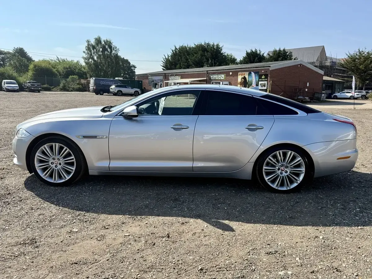 Used Jaguar XJ Portfolio 275 HP (202 kW) 2014 Silver Sedan