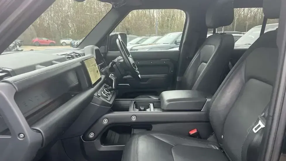 Usado Land Rover Defender HSE Dynamic 300 HP (220 kW) 2022 Preto SUV