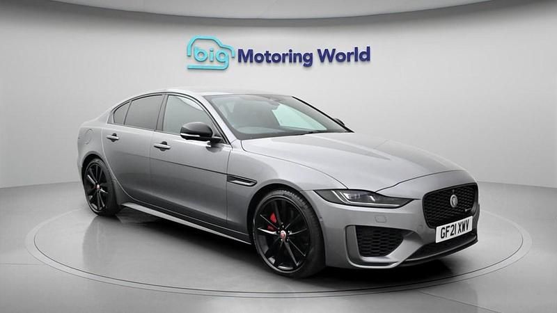 Usado Jaguar XE R-Dynamic 250 HP (183 kW) 2021 Cinzento Sedan