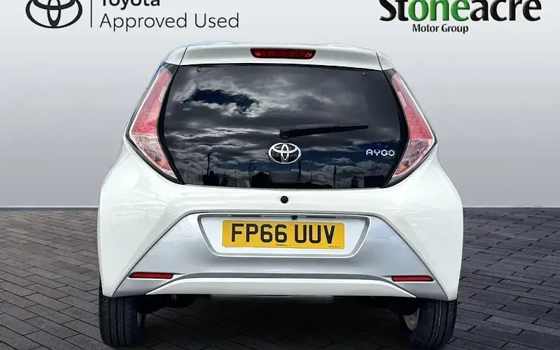 Used Toyota Aygo X-pure 69 HP (50 kW) 2016 White Hatchback