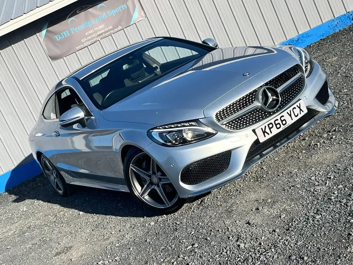 Usado Mercedes C220 AMG line 170 CV (125 kW) 2016 Plateado Coupe