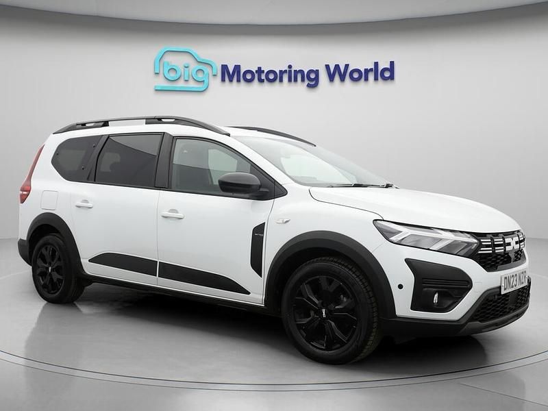 White Used 2023 Dacia Jogger Extreme MPV | £15,000 (Fair price) - Image 1/4