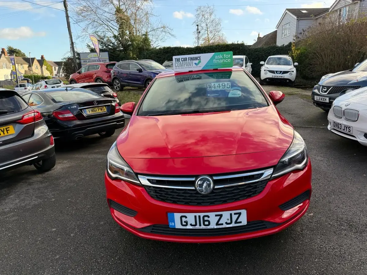 Begagnad Vauxhall Astra Design Edition 100 HK (73 kW) 2016 Röd Halvkombi