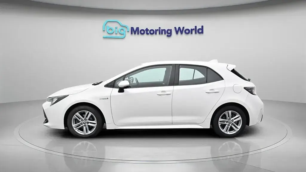 Second-hand Toyota Corolla 122 CP (89 kW) 2021 Alb Hatchback