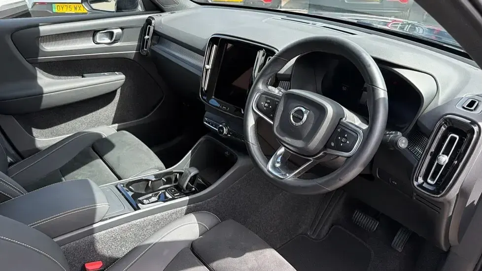 Used Volvo XC40 Plus 194 HP (142 kW) 2025 Blue SUV