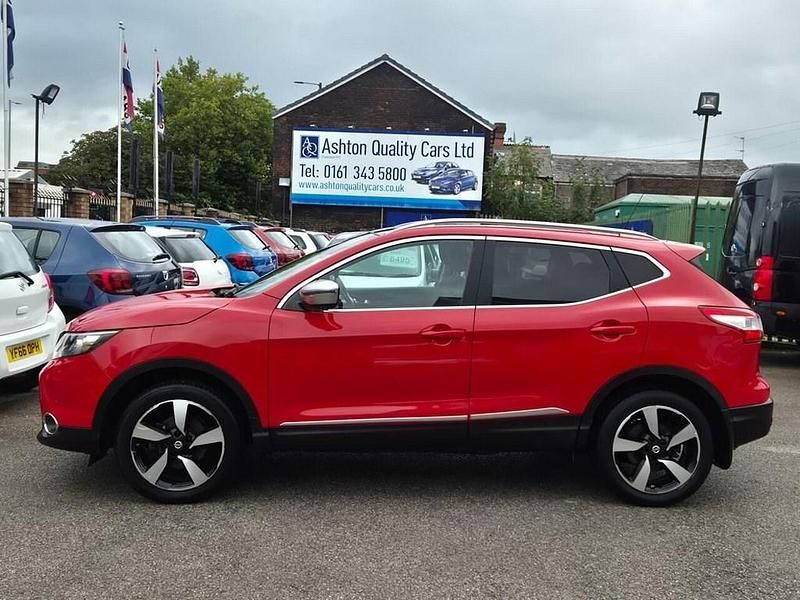 Red Used 2016 Nissan Qashqai N-Connecta SUV | £6,195 (Fair price) - Image 1/3