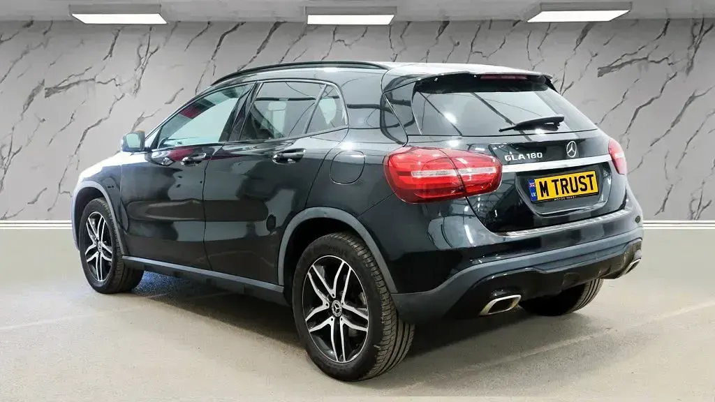 Usado Mercedes GLA180 Urban 122 HP (89 kW) 2019 Preto SUV