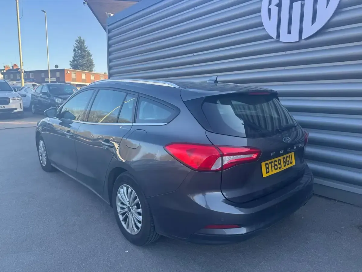 Usado Ford Focus Titanium 120 HP (88 kW) 2020 Cinzento Carrinha