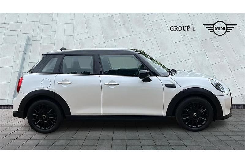 Usado Mini Cooper Classic 136 HP (100 kW) 2024 Branco Citadino
