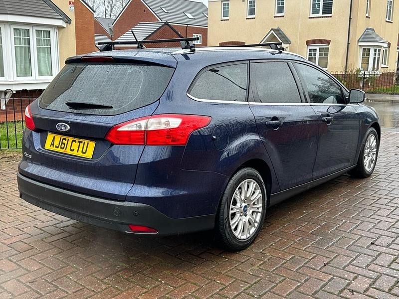 Begagnad Ford Focus Titanium 125 HK (91 kW) 2011 Blå Kombi