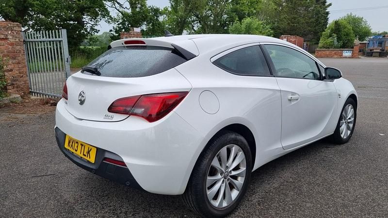 Second-hand Vauxhall Astra GTC SRi 140 CP (102 kW) 2013 Alb Hatchback