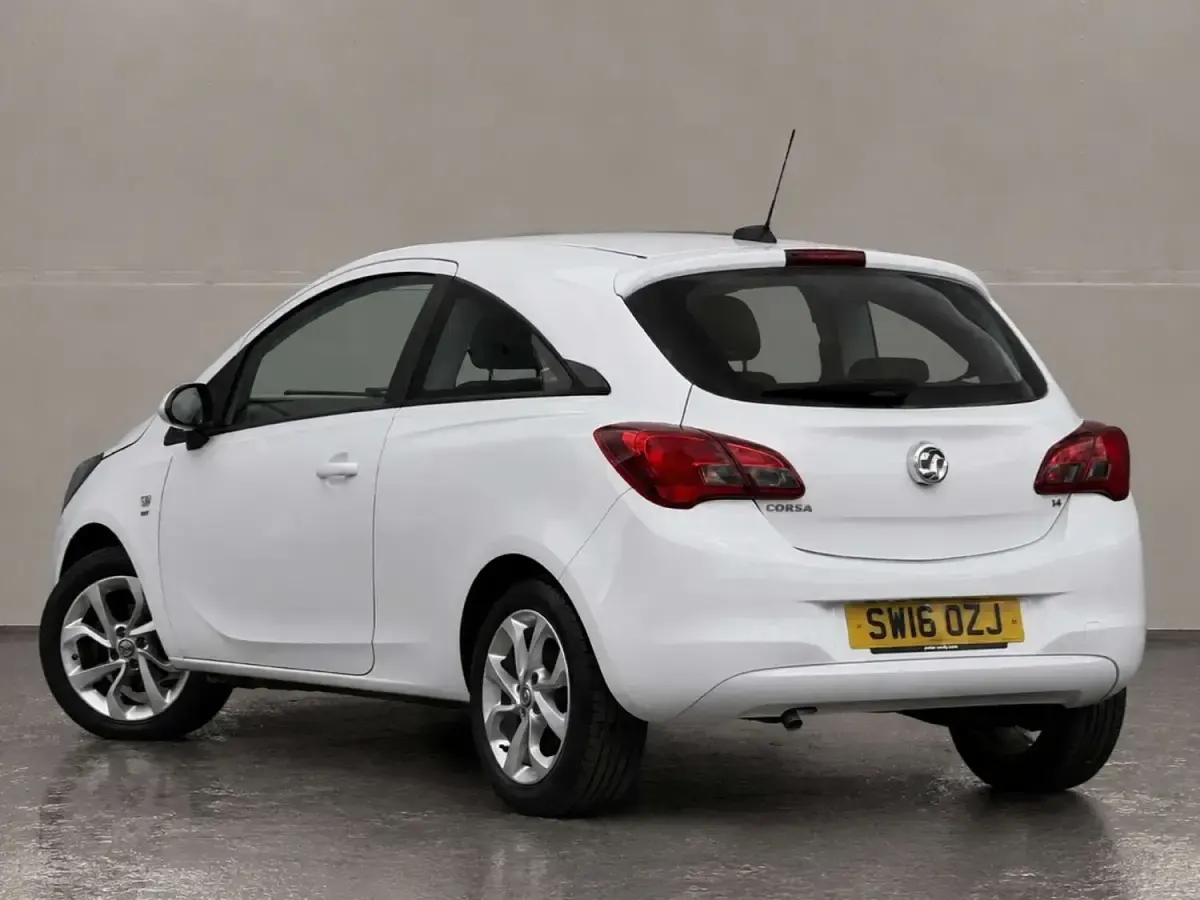 Used Vauxhall Corsa 75 HP (55 kW) 2016 White Hatchback