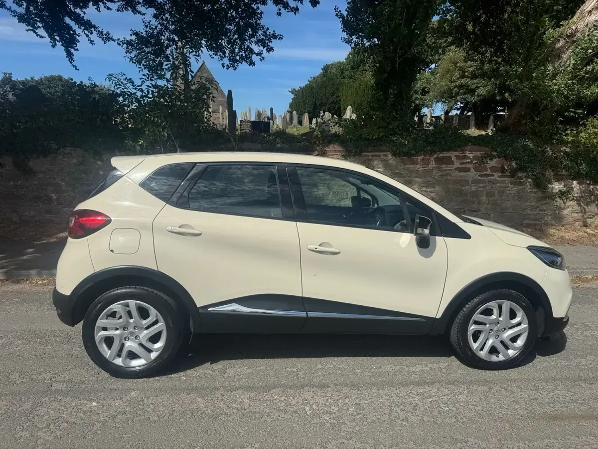 Used Renault Captur Dynamique 90 HP (66 kW) 2016 Cream SUV