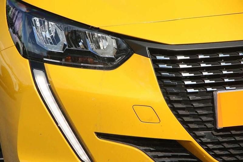 Used Peugeot 208 Active+ 101 HP (74 kW) 2023 Yellow Hatchback