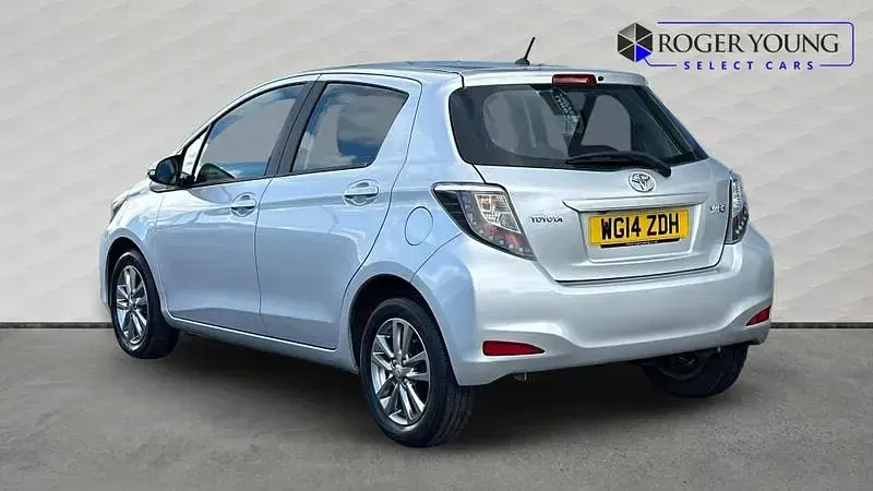 Used Toyota Yaris 99 HP (72 kW) 2014 Silver Hatchback