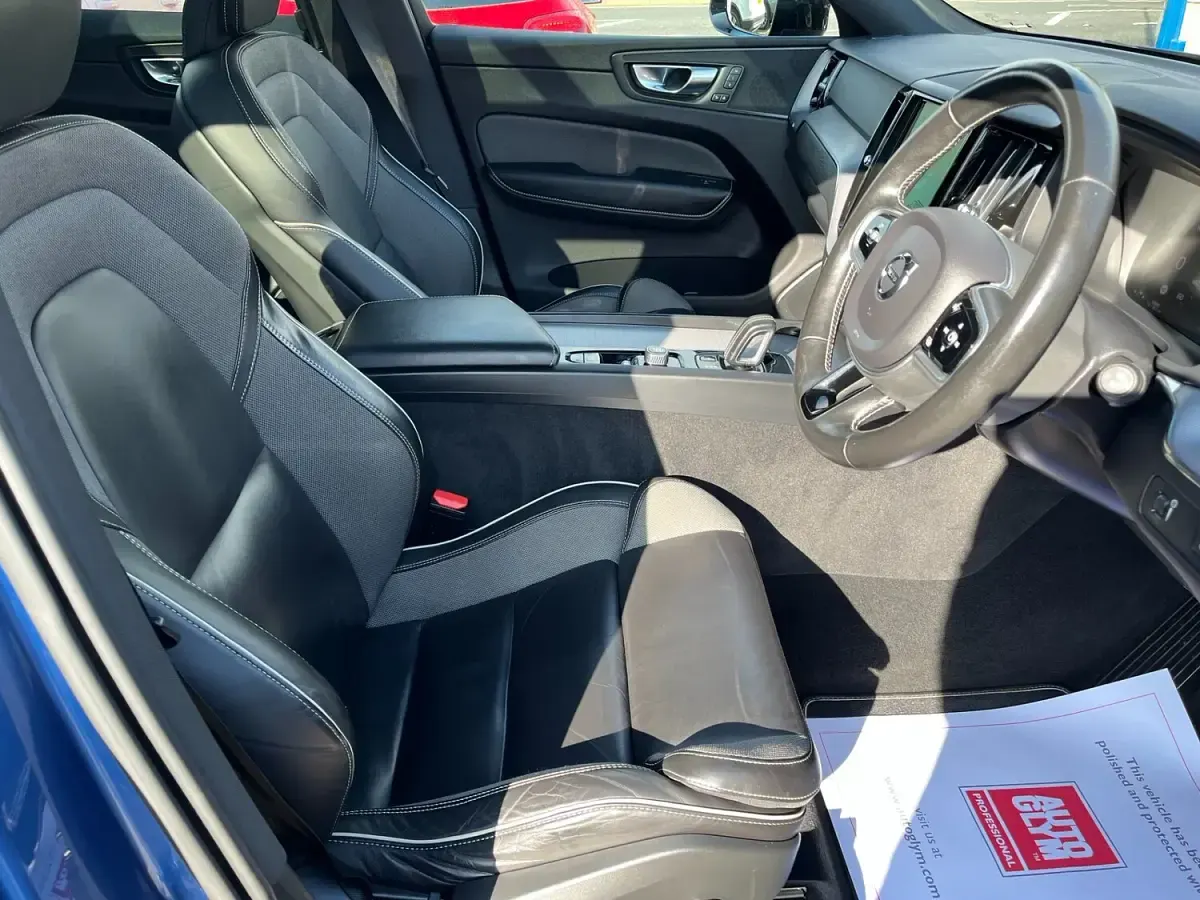Used Volvo XC60 R-Design 194 HP (142 kW) 2021 Blue SUV