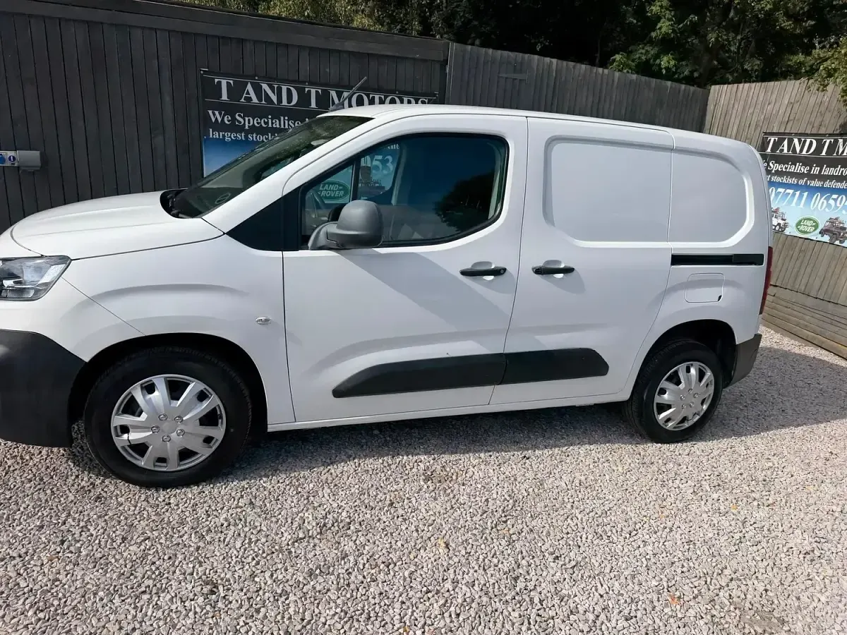 Used Citroën Berlingo Start 100 HP (73 kW) 2019 White MPV