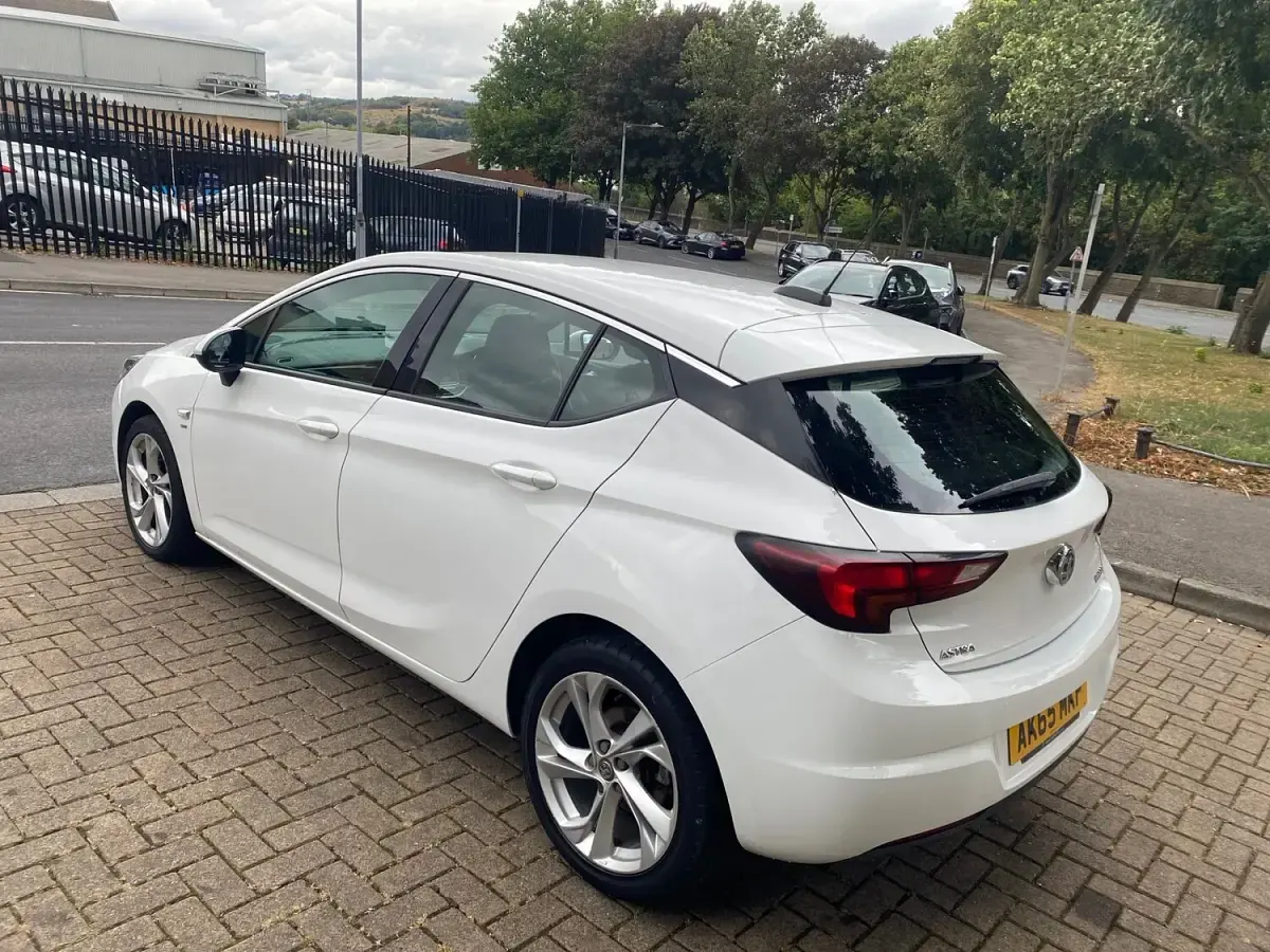 Used Vauxhall Astra SRi 2015 White Hatchback