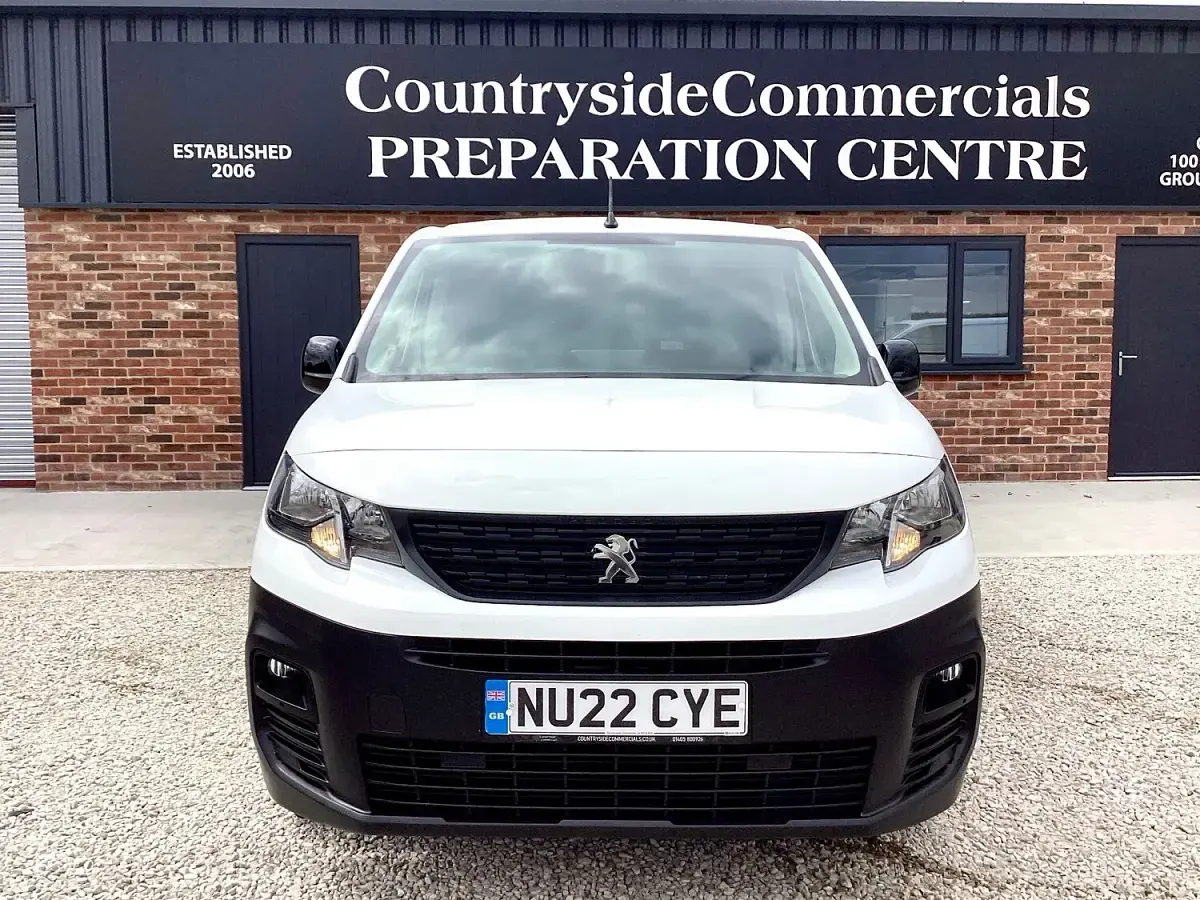 Used Peugeot Partner Premium 100 HP (73 kW) 2022 White MPV