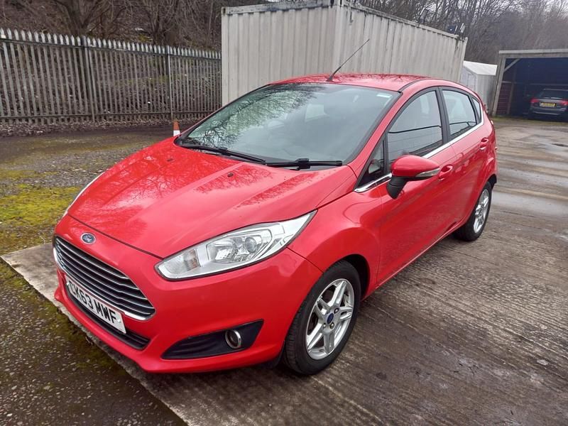 Usado Ford Fiesta Zetec 82 HP (60 kW) 2013 Vermelho Citadino