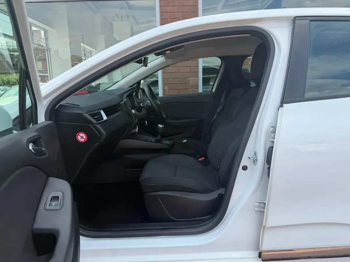 Used Renault Clio Play 2021 White Hatchback