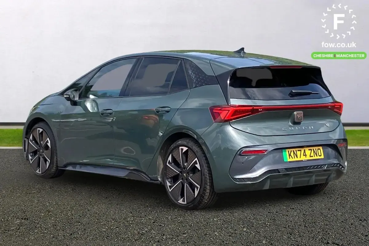 Begagnad Cupra Born e-Boost 239 kW (326 HK) 2024 Grön Halvkombi