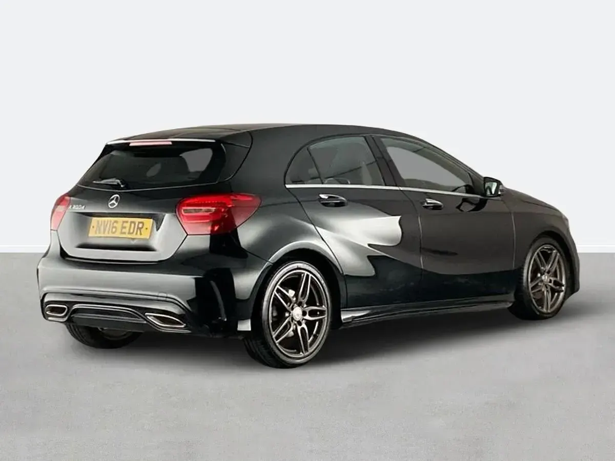 Begagnad Mercedes A200 AMG line 2016 Svart Halvkombi
