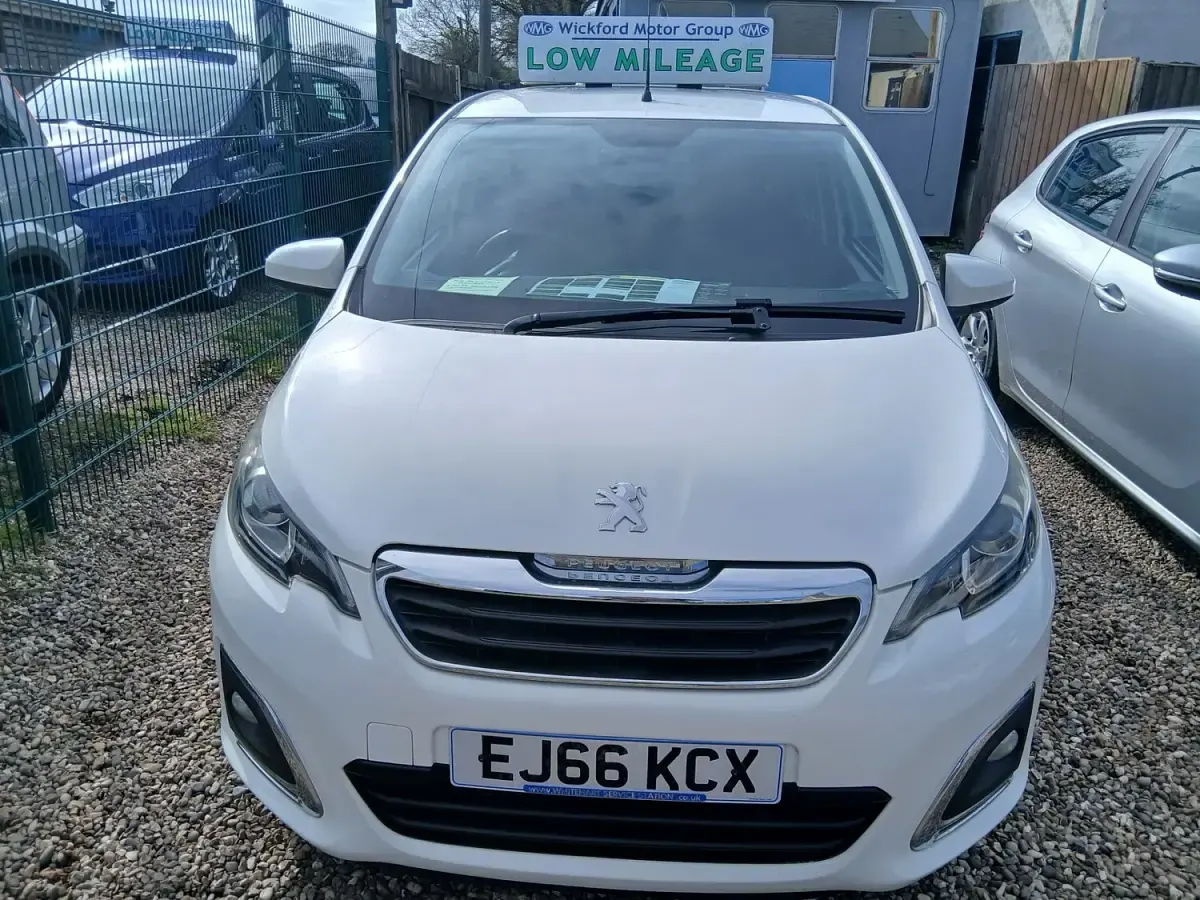 Used Peugeot 108 Allure 82 HP (60 kW) 2016 White Hatchback