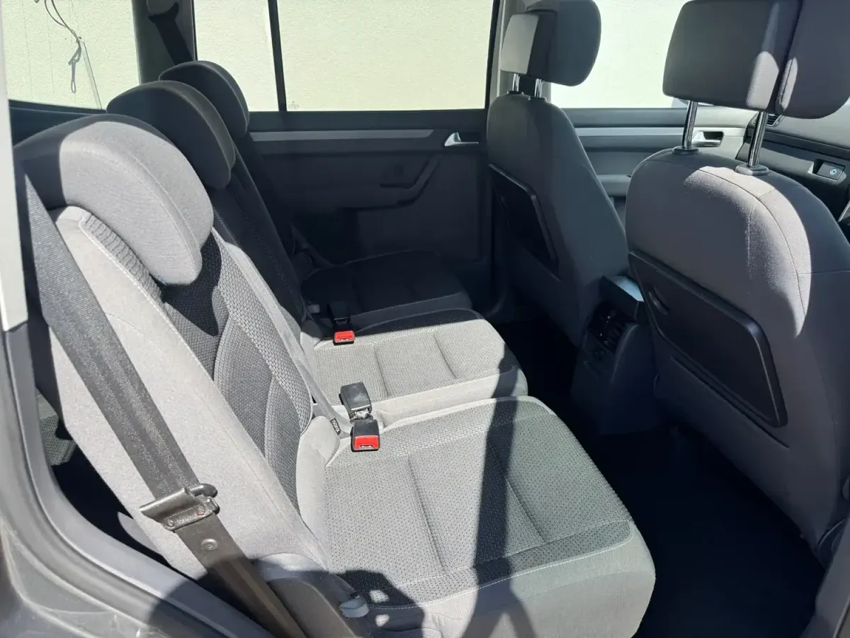 Używany VW Touran SE 105 KM (77 kW) 2015 Szary Minivan