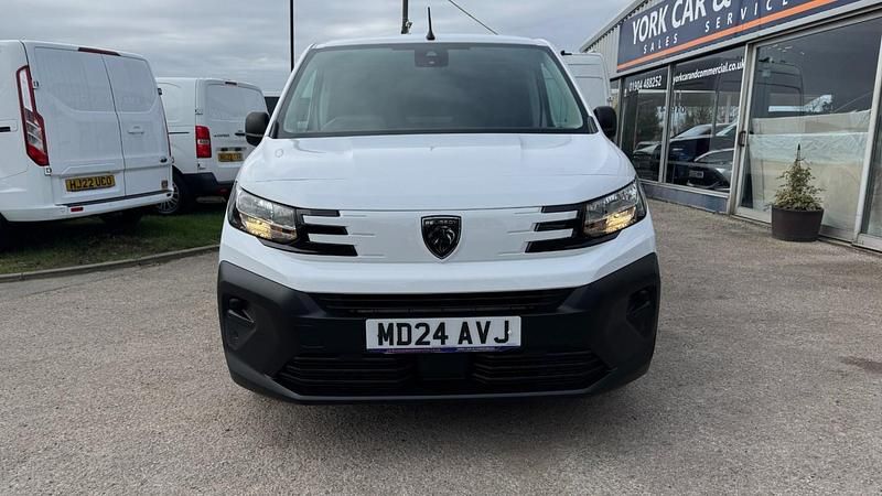 Used Peugeot Partner S 101 HP (74 kW) 2024 White MPV