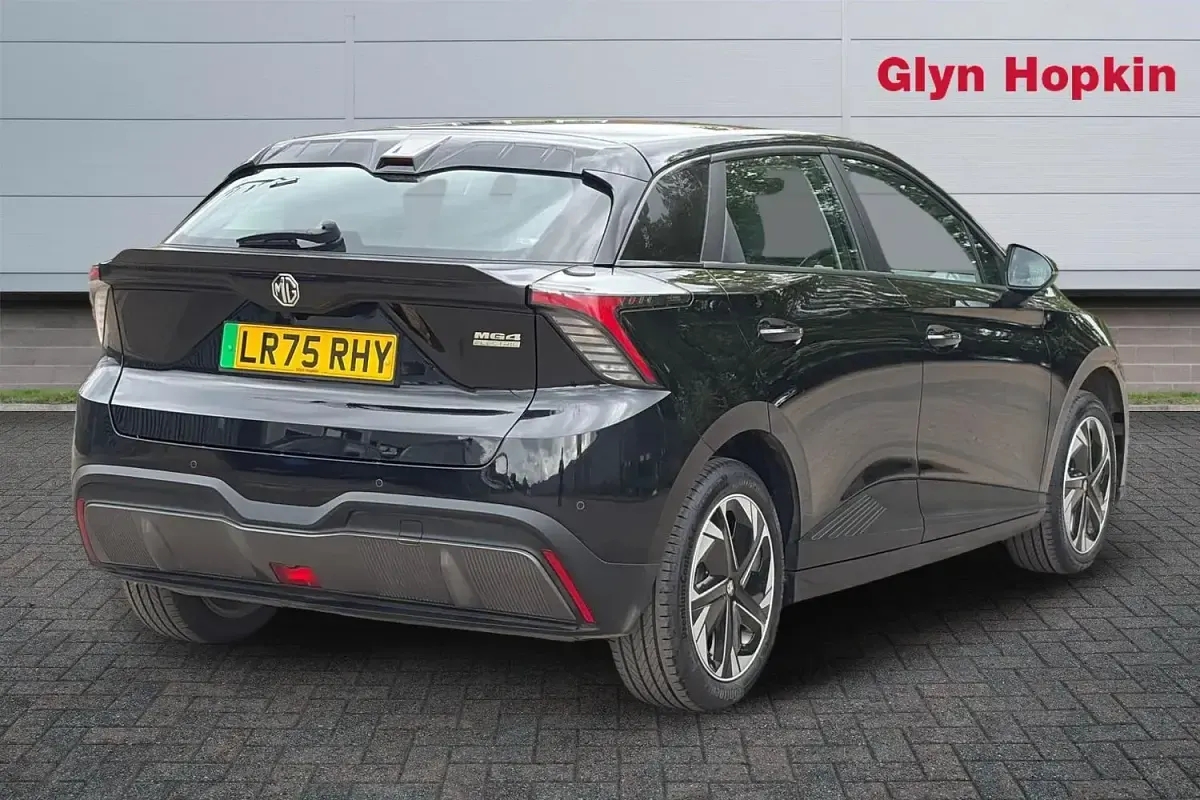 Begagnad MG MG4 EV SE 319 kW (435 HK) 2025 Svart Halvkombi