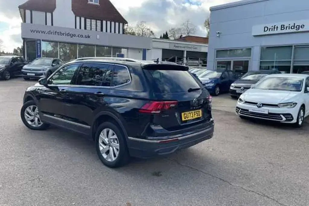 Gebraucht VW Tiguan Allspace Life 150 PS (110 kW) 2023 Schwarz SUV