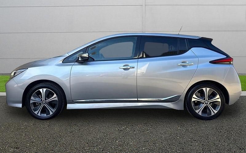 Begagnad Nissan Leaf N-Connecta 110 kW (150 HK) 2020 Silver Halvkombi