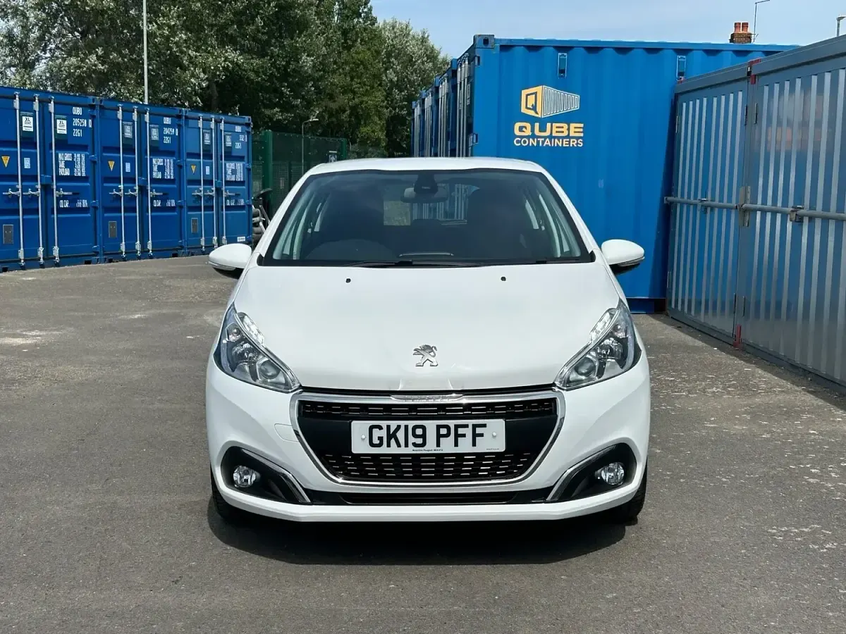 Used Peugeot 208 Signature Sky 82 HP (60 kW) 2019 White Hatchback