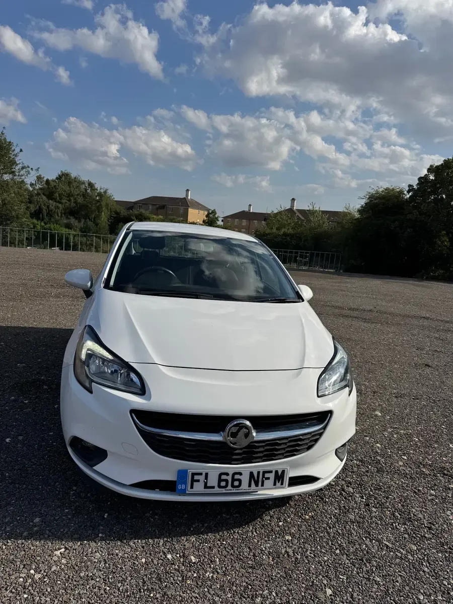 Used Vauxhall Corsa Design Edition 95 HP (69 kW) 2016 White Hatchback