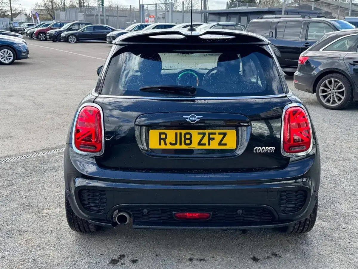 Używany Mini Cooper Hatch 2018 Czarny Hatchback