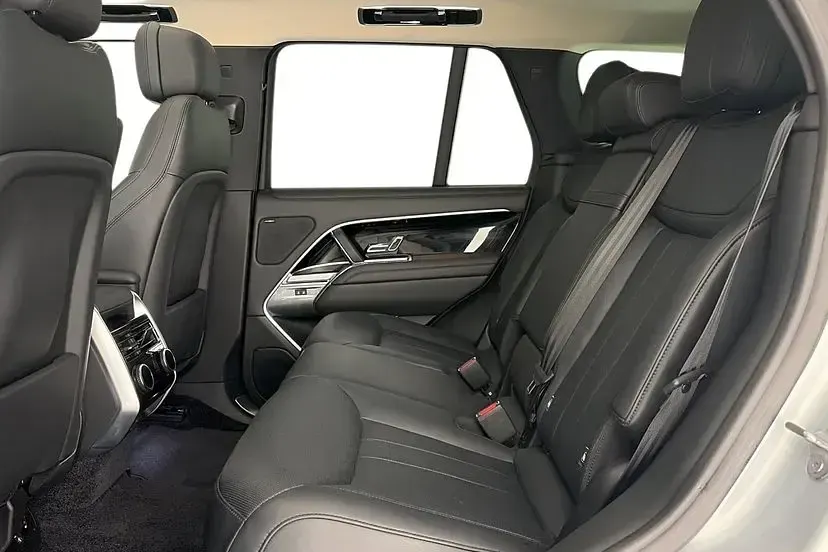 Used Land Rover Range Rover HSE 434 HP (319 kW) 2023 Hakuba silver SUV