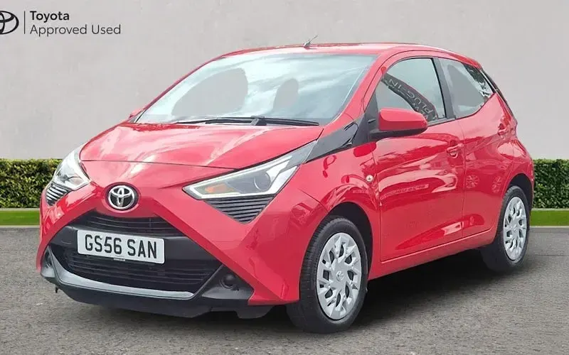 Used Toyota Aygo X-play 72 HP (52 kW) 2020 Red pop Hatchback