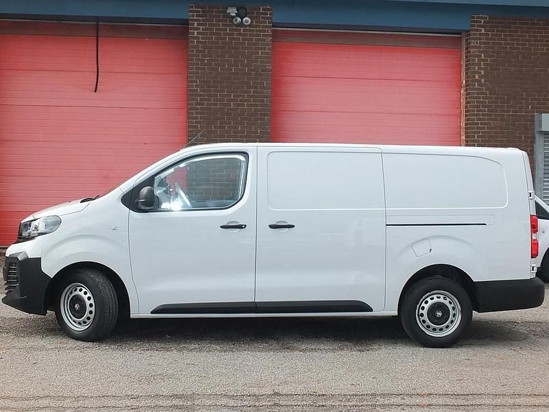 Used Vauxhall Vivaro S 145 HP (106 kW) 2024 White MPV