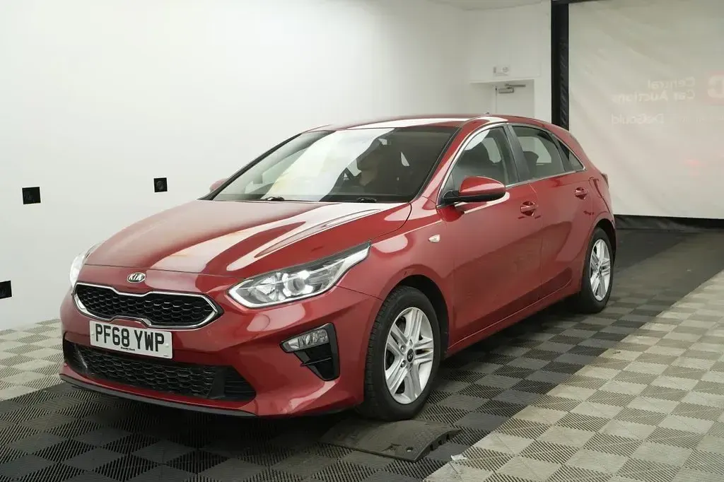 Used Kia Ceed 114 HP (83 kW) 2019 Red Hatchback