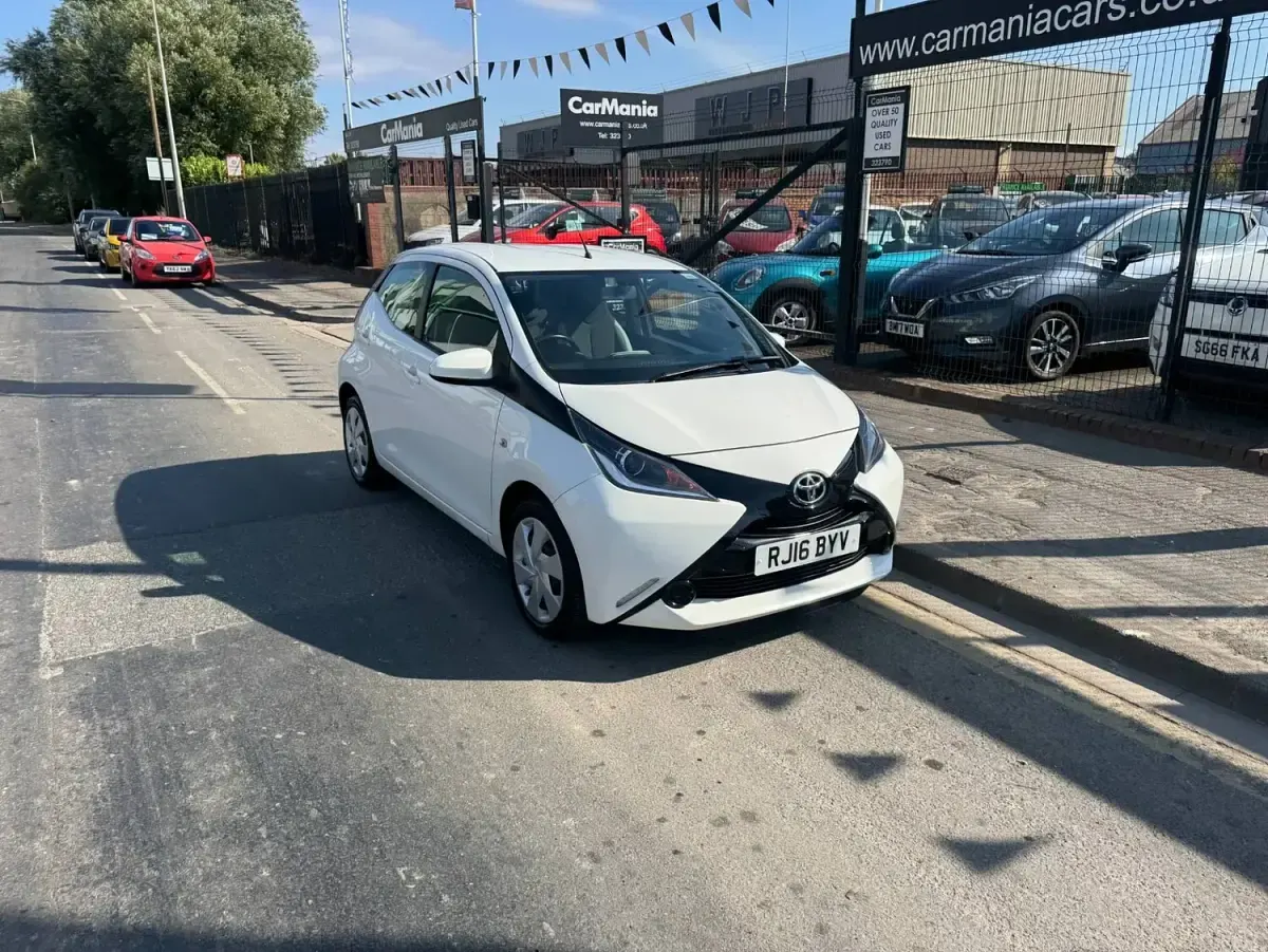 Used Toyota Aygo X-play 69 HP (50 kW) 2016 White Hatchback