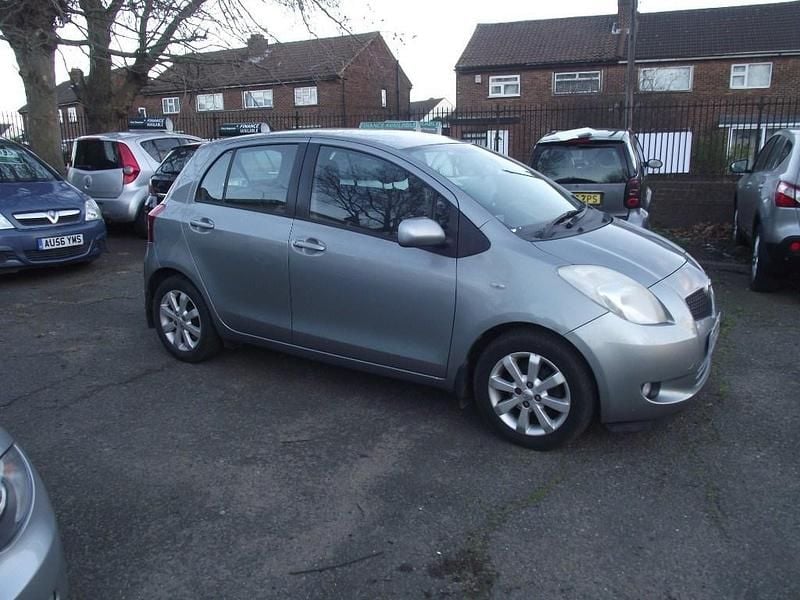 Silver Used 2007 Toyota Yaris Hatchback | £4,495 (Fair price) - Image 1/4