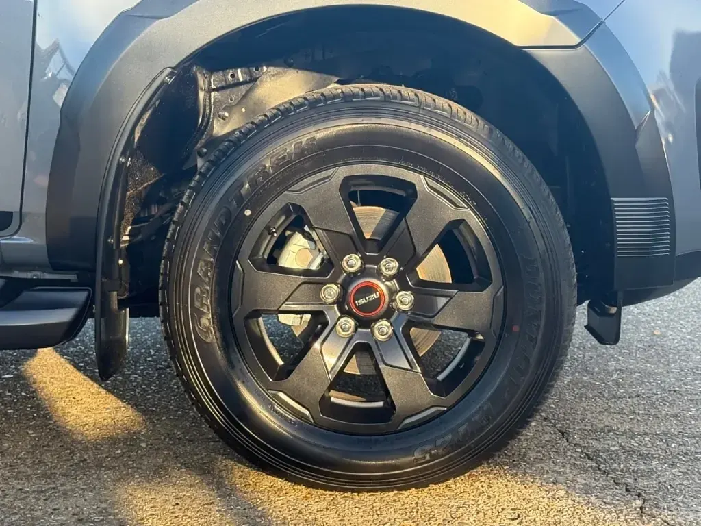 Used Isuzu D-Max 2025 Grey Pickup