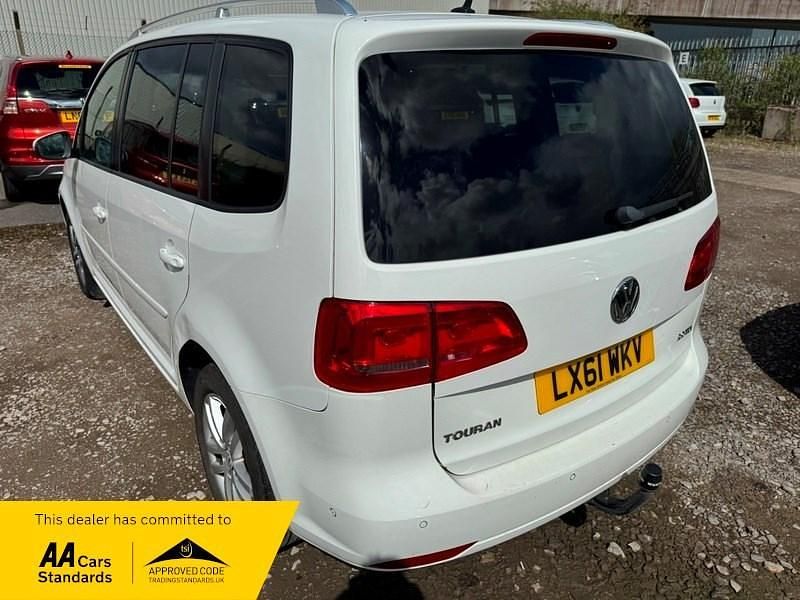Begagnad VW Touran SE 140 HK (102 kW) 2011 Vit Minibuss