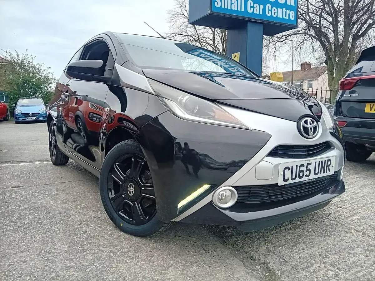 Used Toyota Aygo X-clusiv 69 HP (50 kW) 2015 Black Hatchback