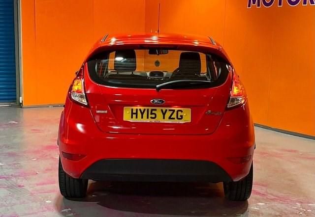 Used Ford Fiesta Zetec 100 HP (73 kW) 2015 Red Hatchback