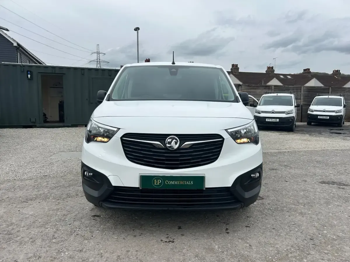 Second-hand Vauxhall Combo S 130 CP (95 kW) 2022 Alb Monovolum