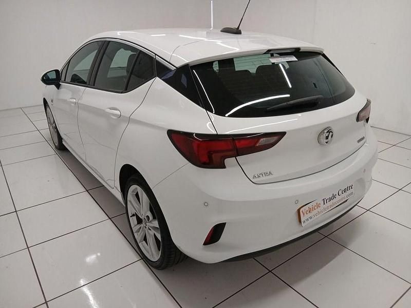 Used Vauxhall Astra SRi 150 HP (110 kW) 2017 White Hatchback