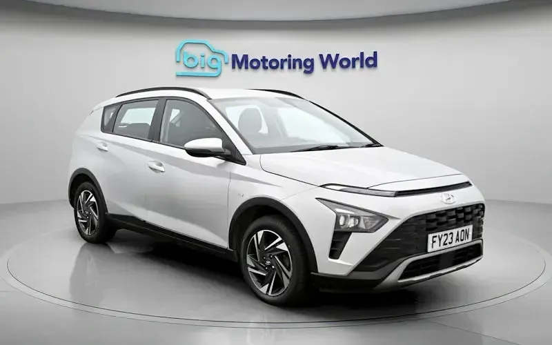 Usado Hyundai Bayon SE 101 HP (74 kW) 2023 Prateado SUV